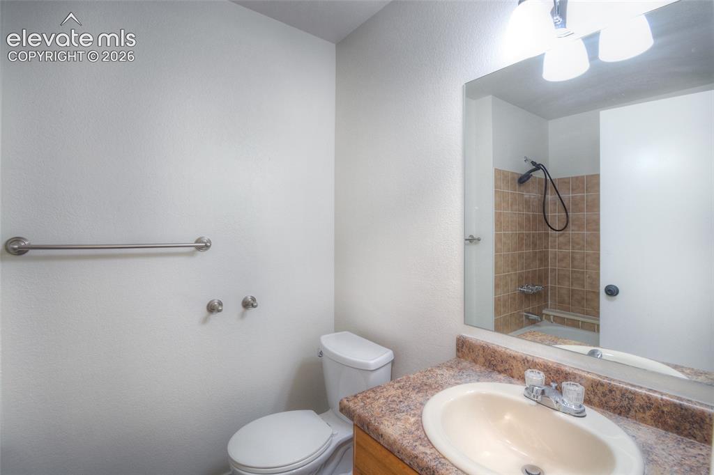 Image 11 of 18: Bathroom