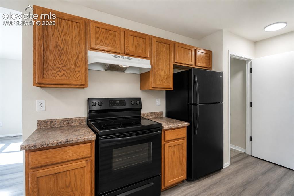Image 3 of 18: Kitchen