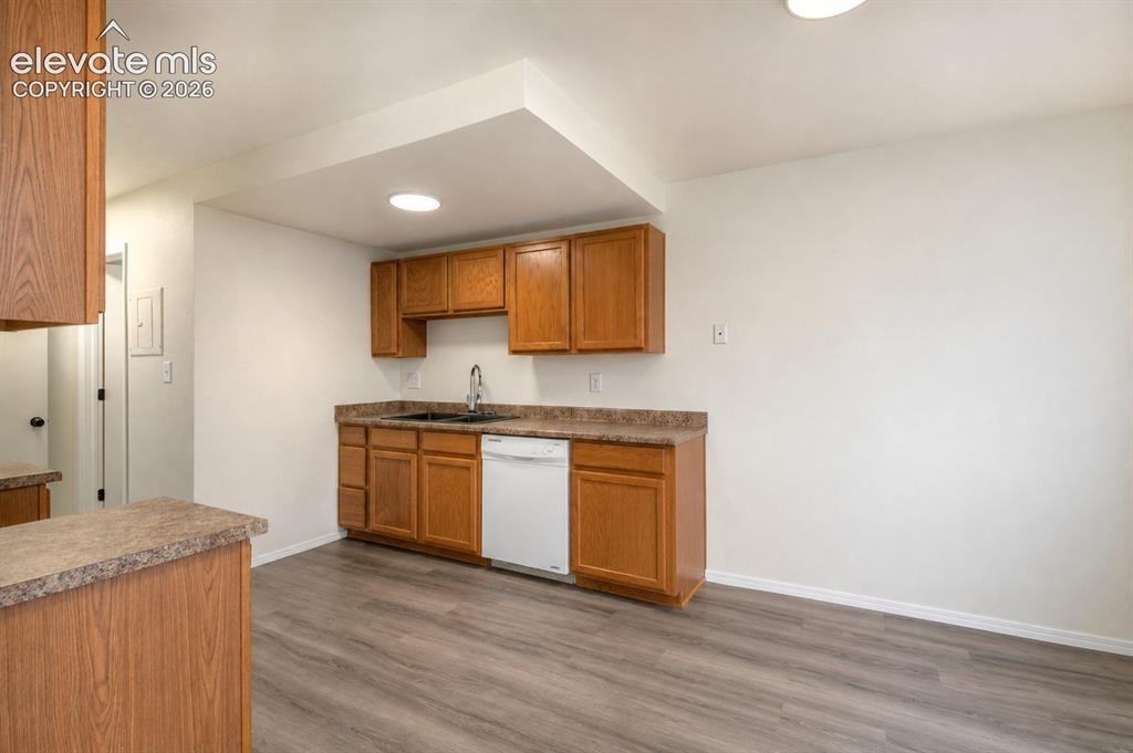 Image 4 of 18: Kitchen