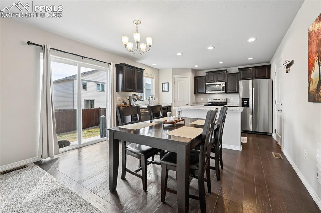 Image 12 of 31: Dining Area