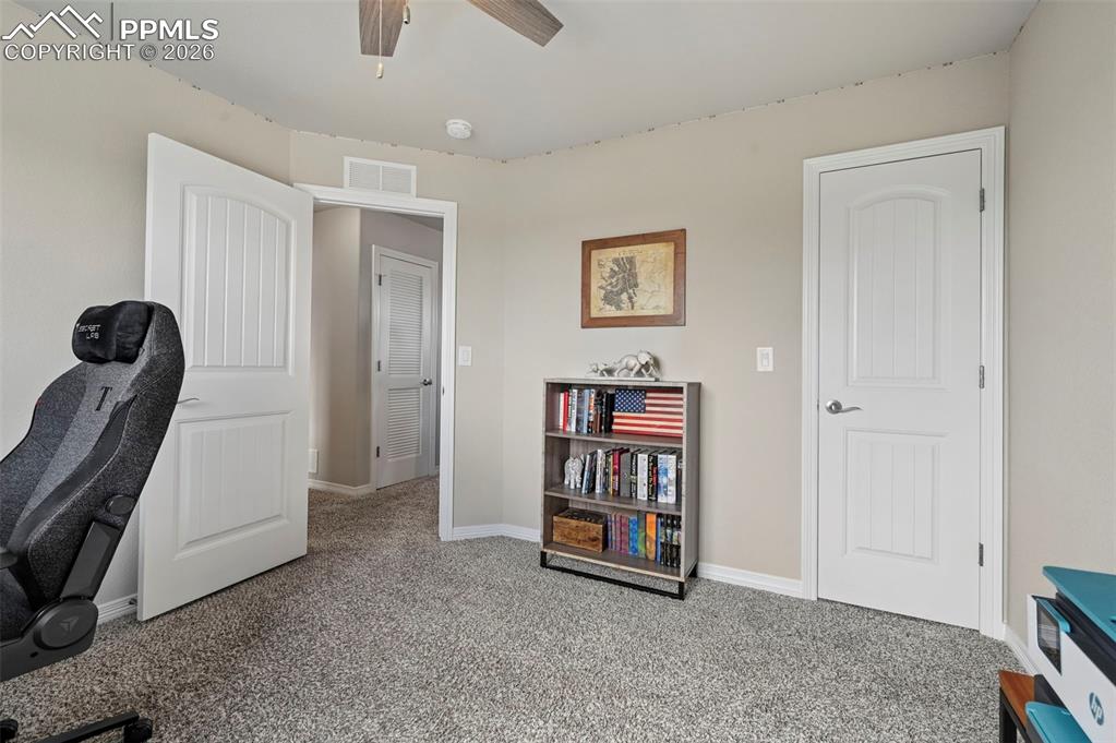 Image 22 of 31: Office