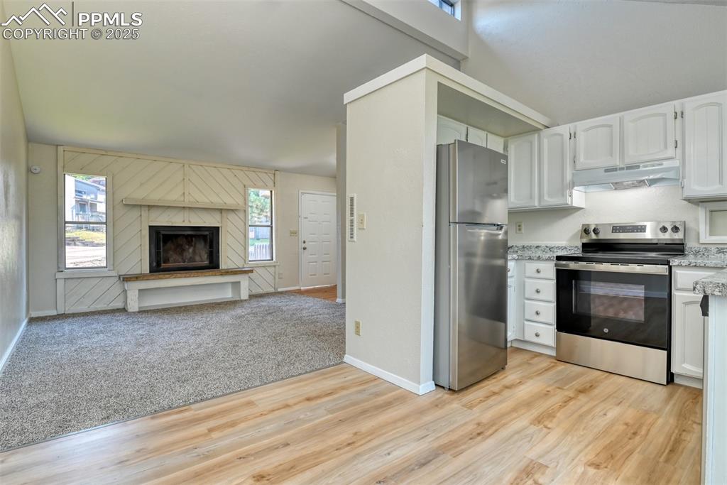 Image 10 of 27: Kitchen