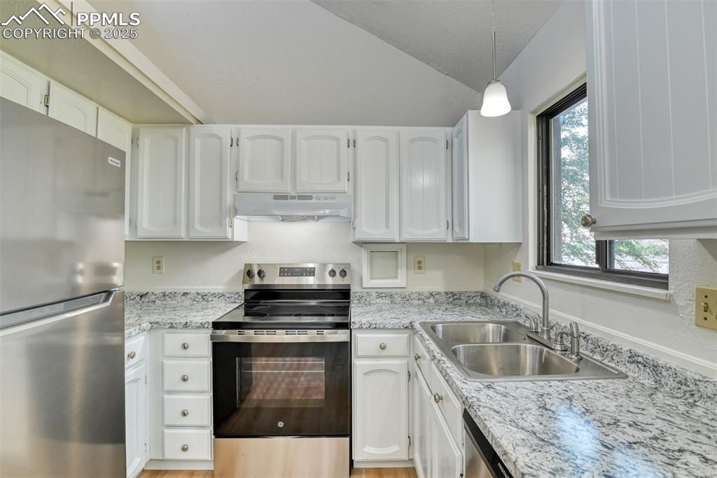 Image 11 of 27: Kitchen