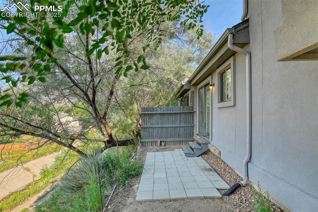 Image 26 of 27: Patio