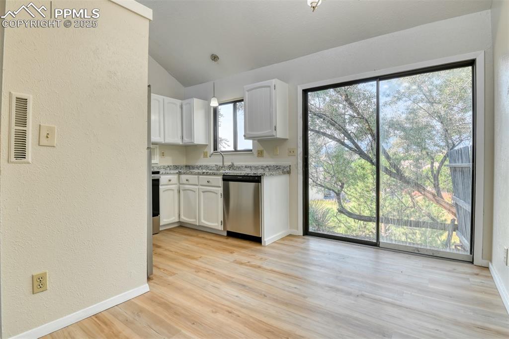 Image 9 of 27: Kitchen