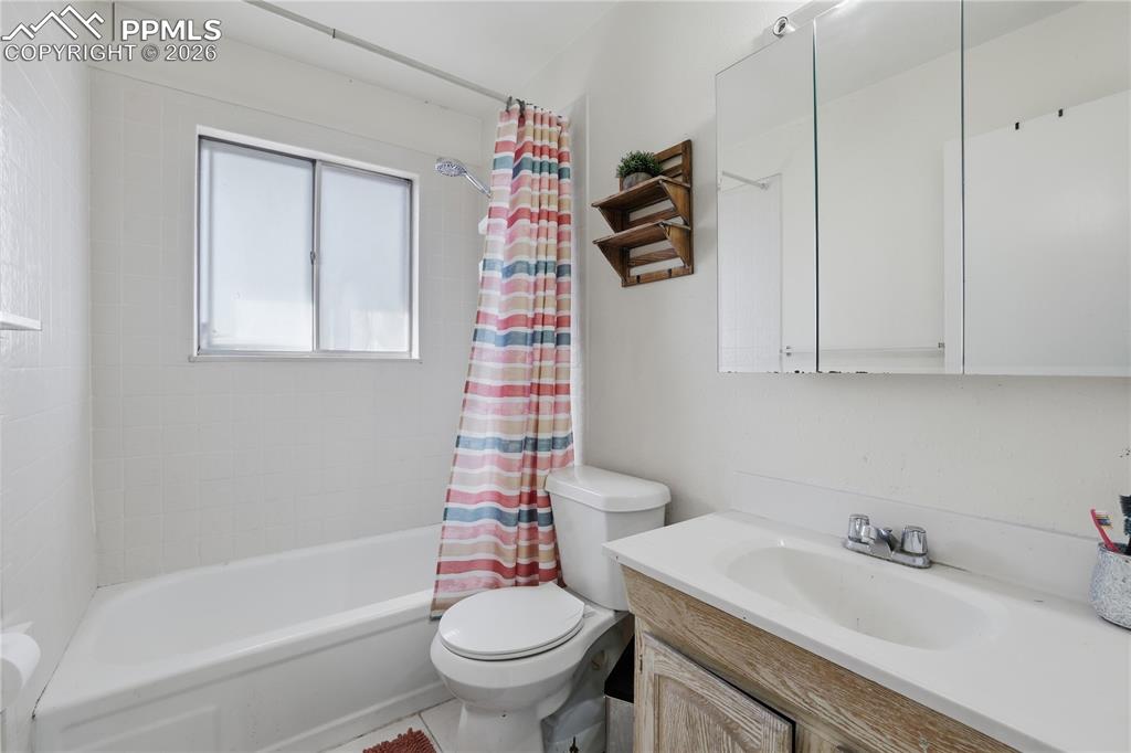 Image 16 of 26: Bathroom