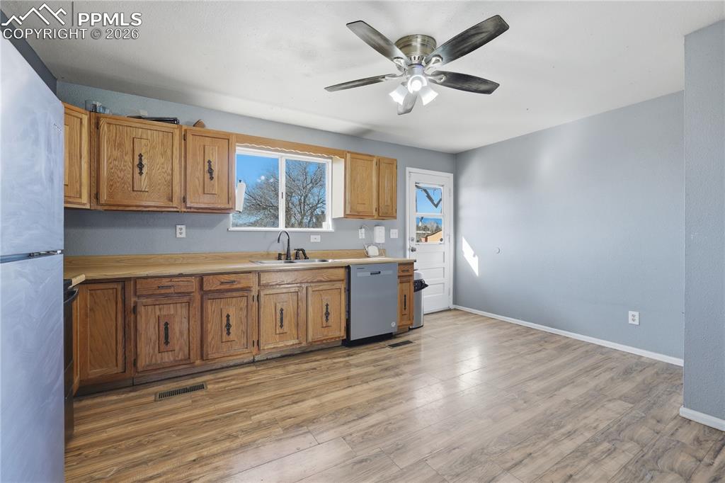 Image 3 of 26: Kitchen