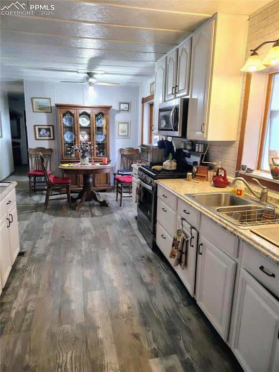 Image 10 of 11: Kitchen