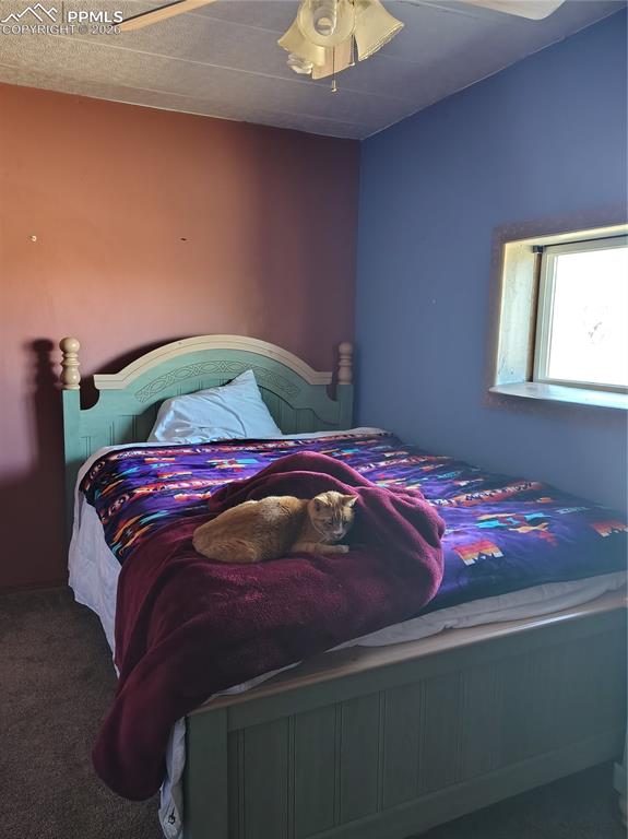 Image 7 of 11: Bedroom