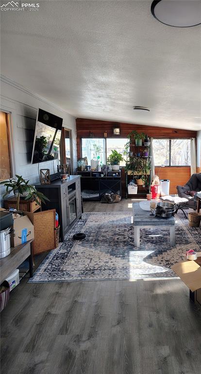 Image 9 of 11: Family Room