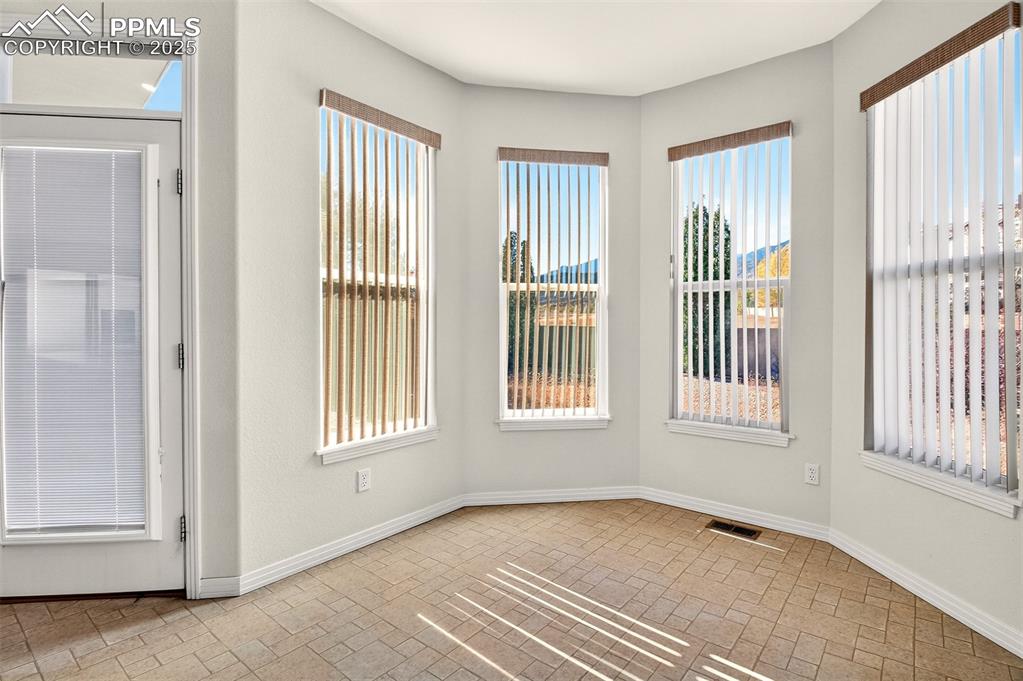 Image 13 of 41: Eat-in dining area