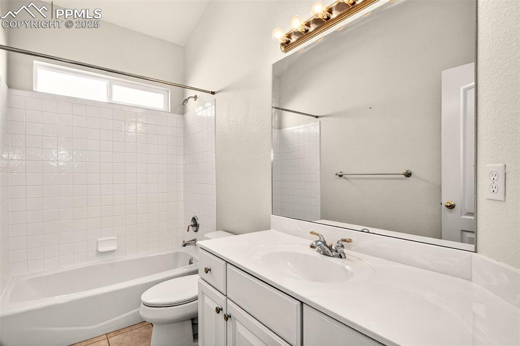 Image 21 of 41: Main floor 2nd bathroom