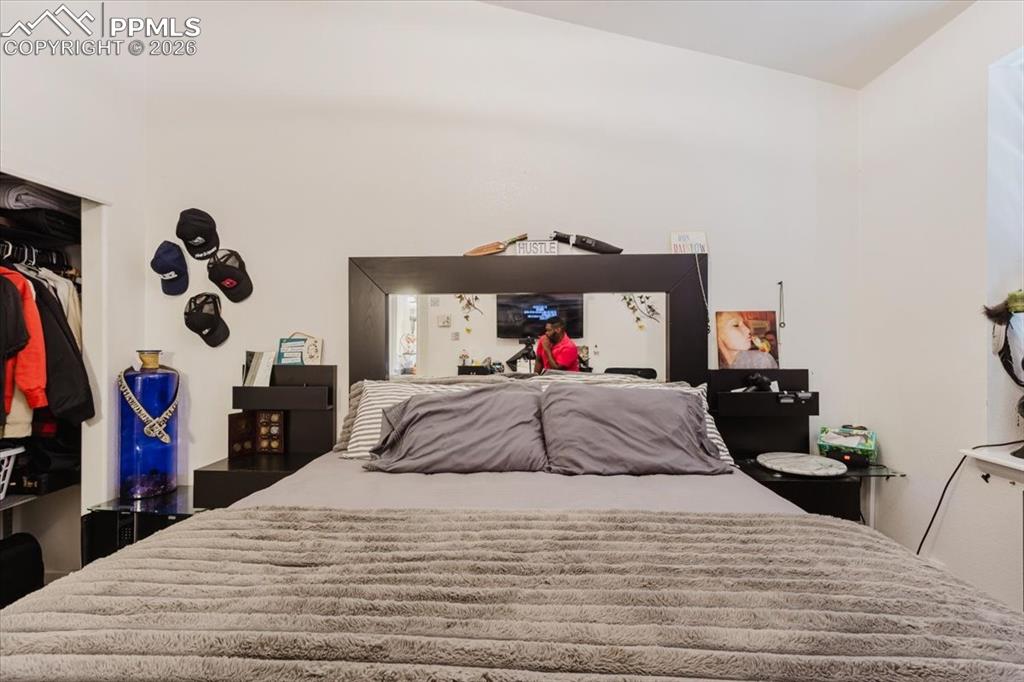 Image 29 of 35: Image quality insufficient for description