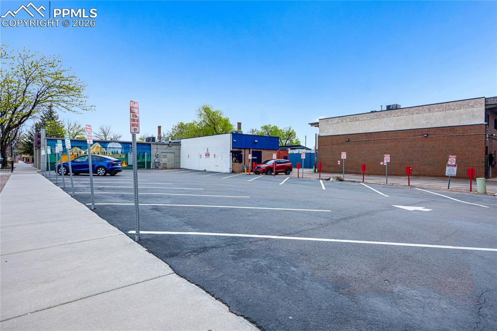 Image 13 of 15: Parking