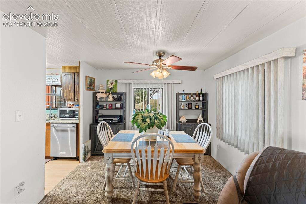 Image 15 of 45: Dining Area