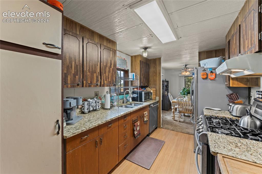 Image 16 of 45: Kitchen