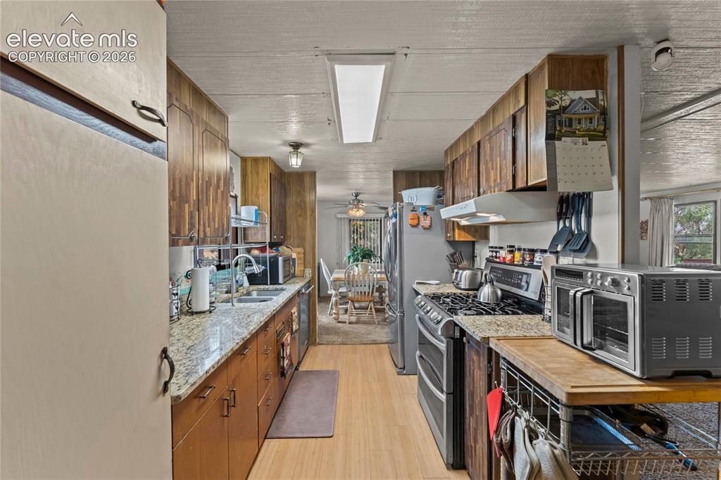 Image 17 of 45: Kitchen