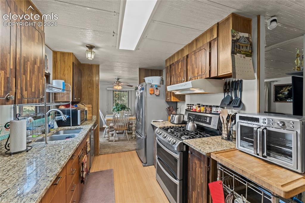 Image 18 of 45: Kitchen