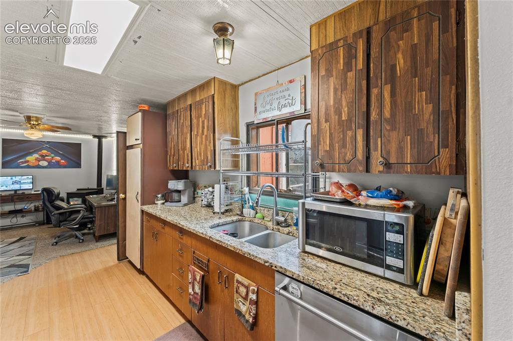 Image 19 of 45: Kitchen