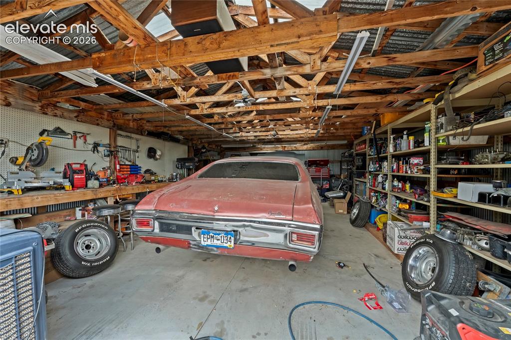 Image 40 of 45: Garage