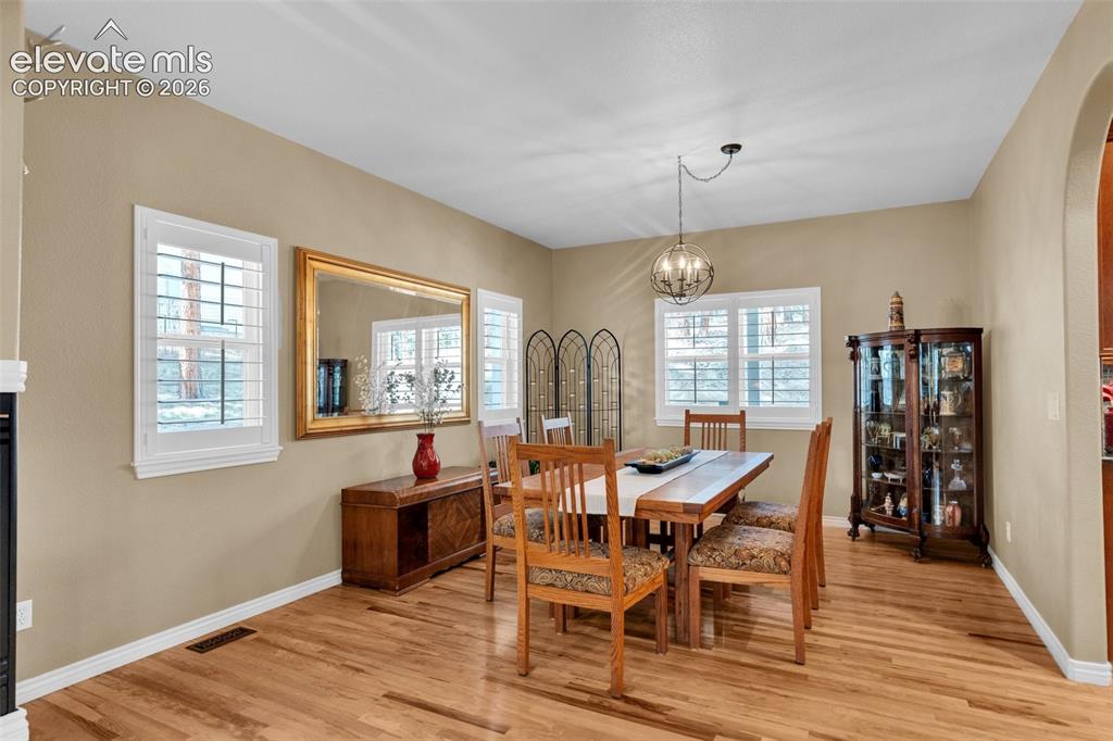 Image 10 of 50: Dining Area