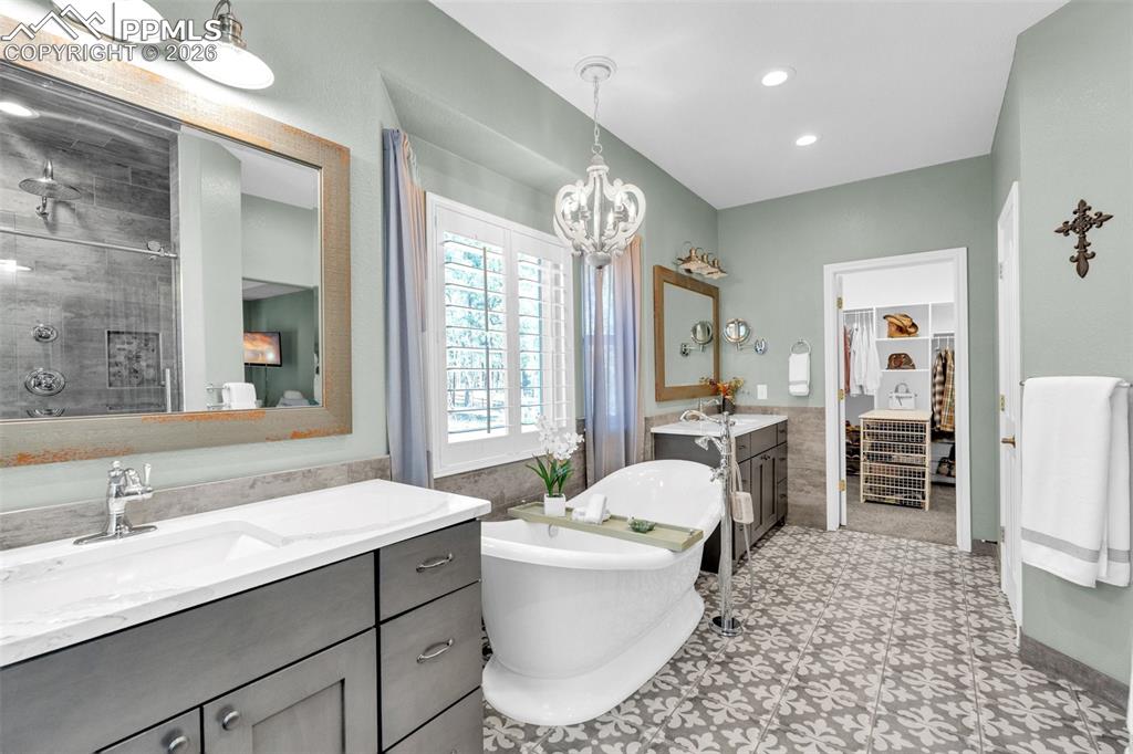 Image 21 of 49: Bathroom