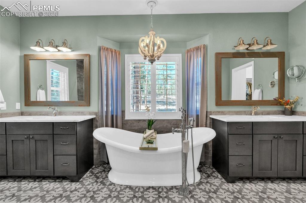 Image 22 of 49: Bathroom