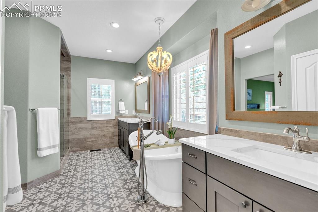 Image 23 of 49: Bathroom