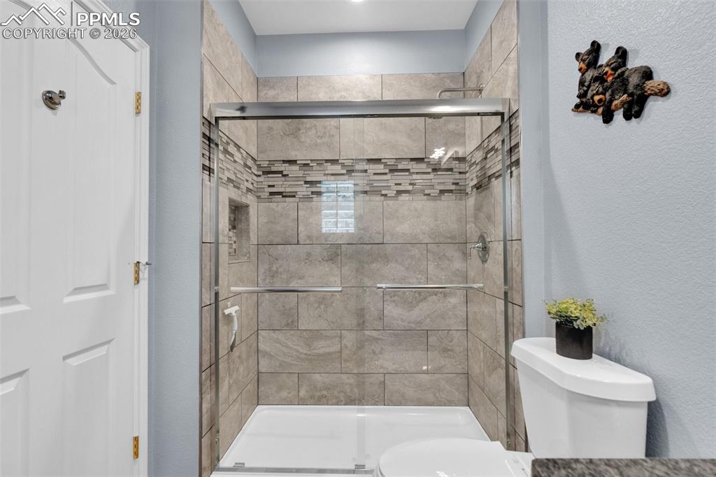 Image 34 of 49: Bathroom