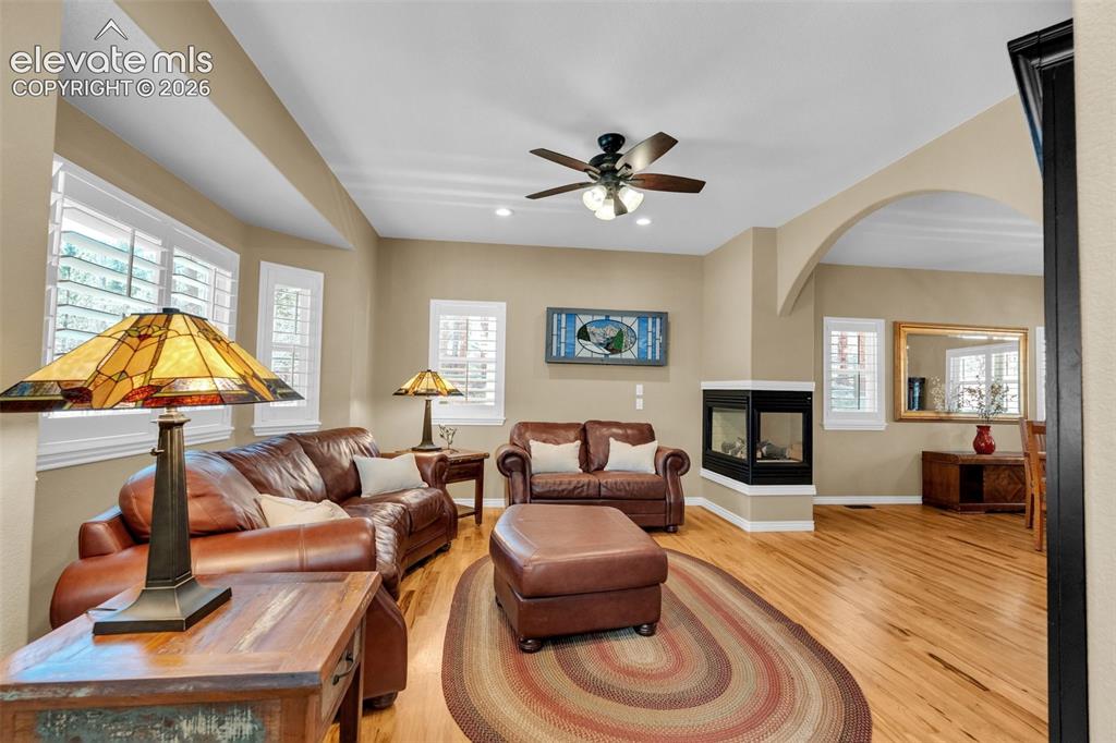 Image 8 of 50: Living Room