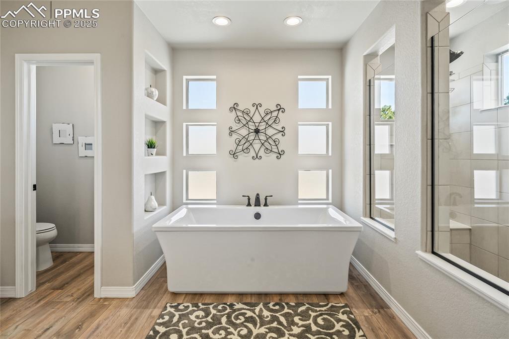 Image 22 of 50: Oversized soaker tub!