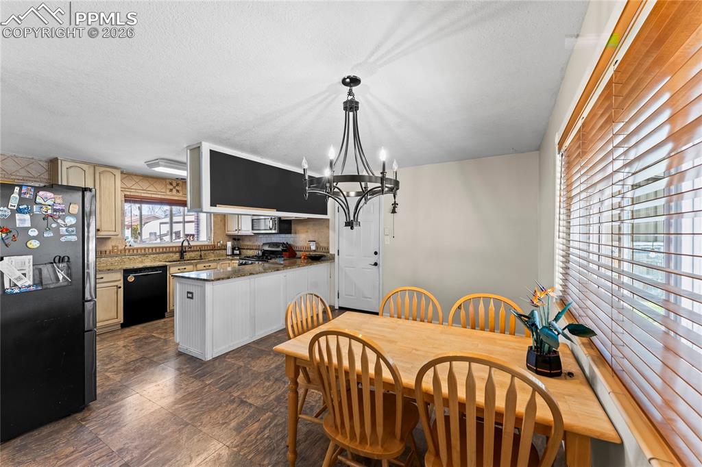 Image 13 of 44: Dining Area