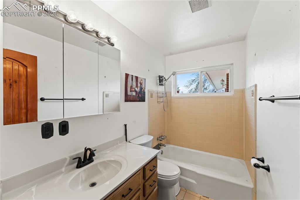 Image 16 of 44: Bathroom