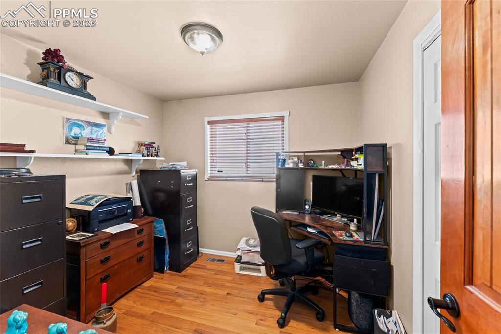 Image 17 of 44: Office