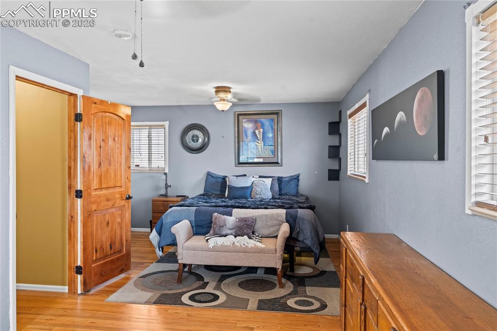 Image 19 of 44: Bedroom