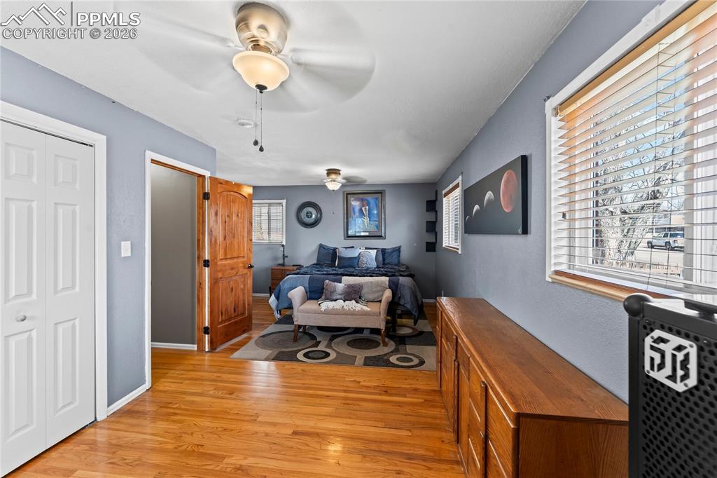 Image 20 of 44: Living Room