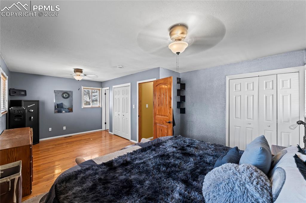 Image 21 of 44: Bedroom