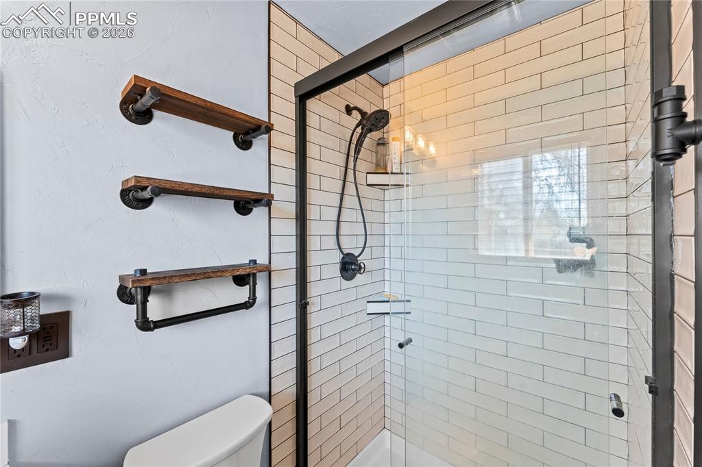 Image 23 of 44: Bathroom