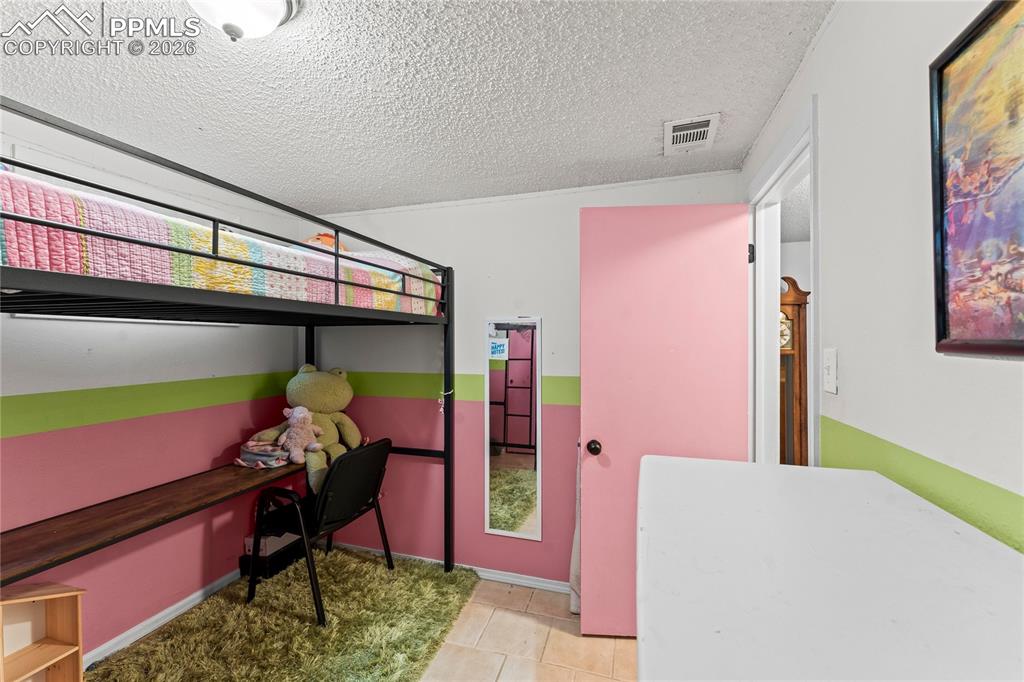 Image 29 of 44: Bedroom