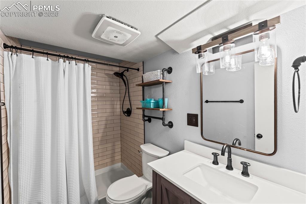 Image 30 of 44: Bathroom