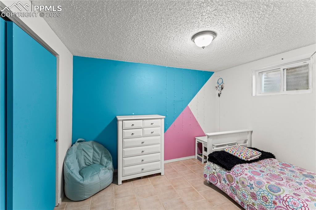 Image 32 of 44: Bedroom