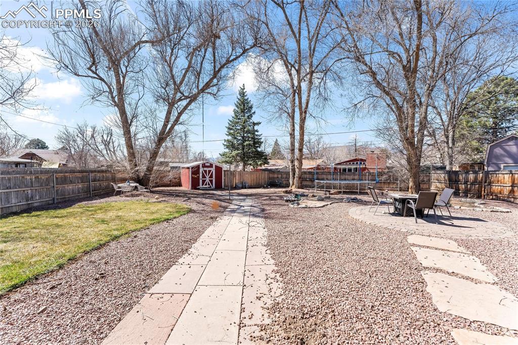 Image 37 of 44: Yard