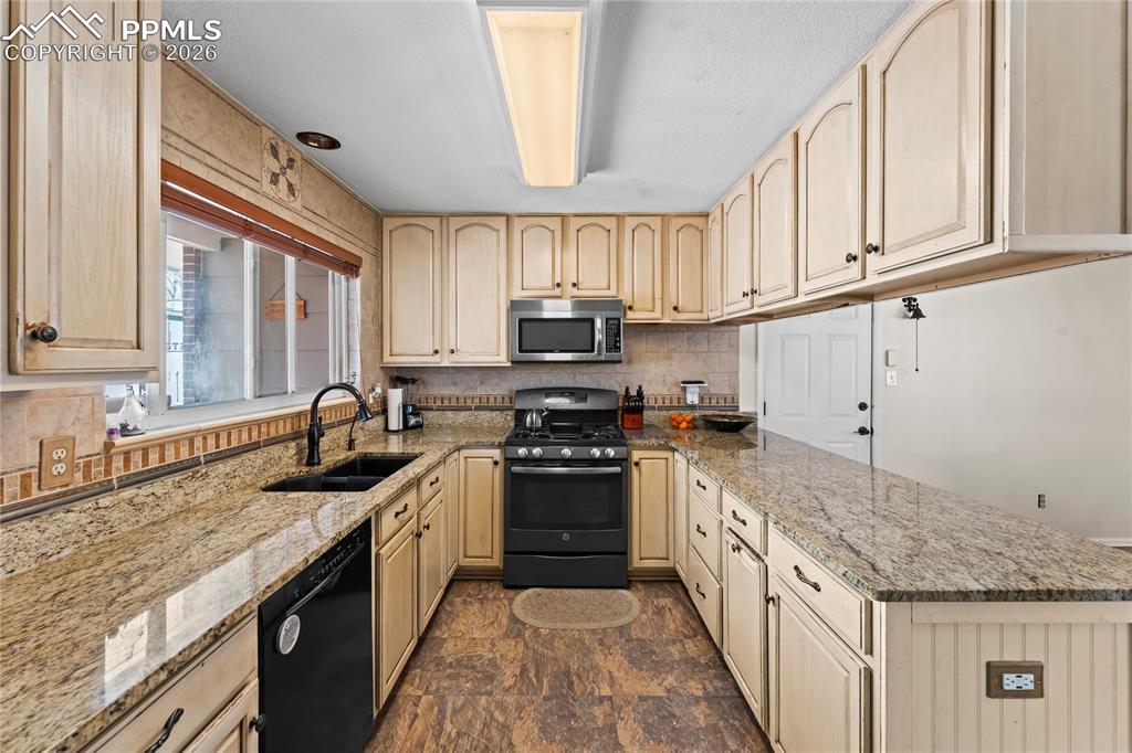 Image 4 of 44: Kitchen