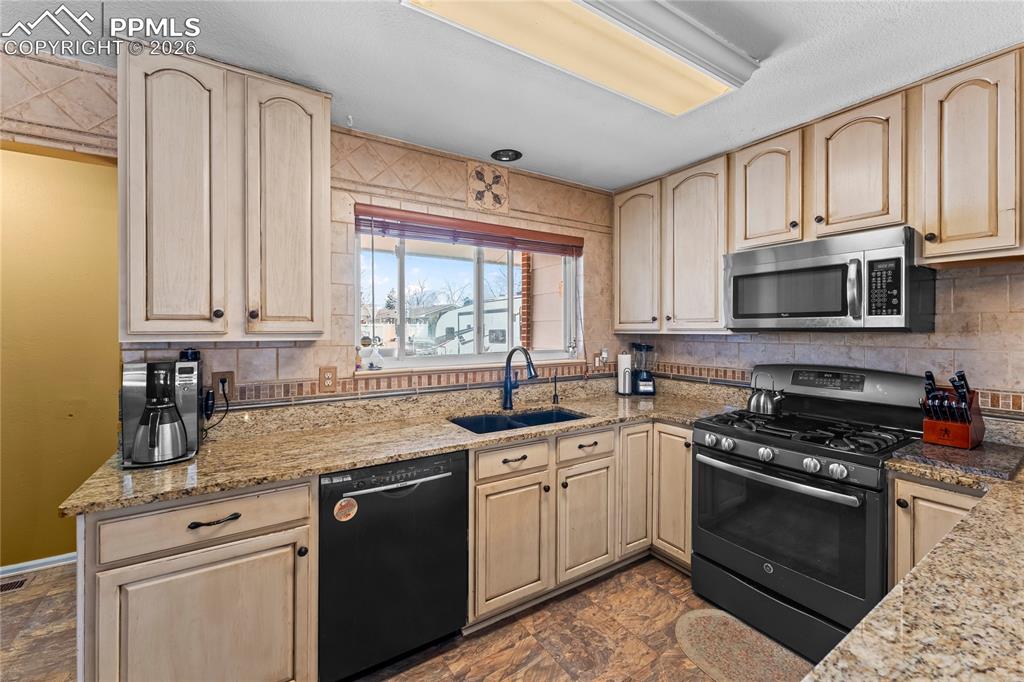 Image 5 of 44: Kitchen