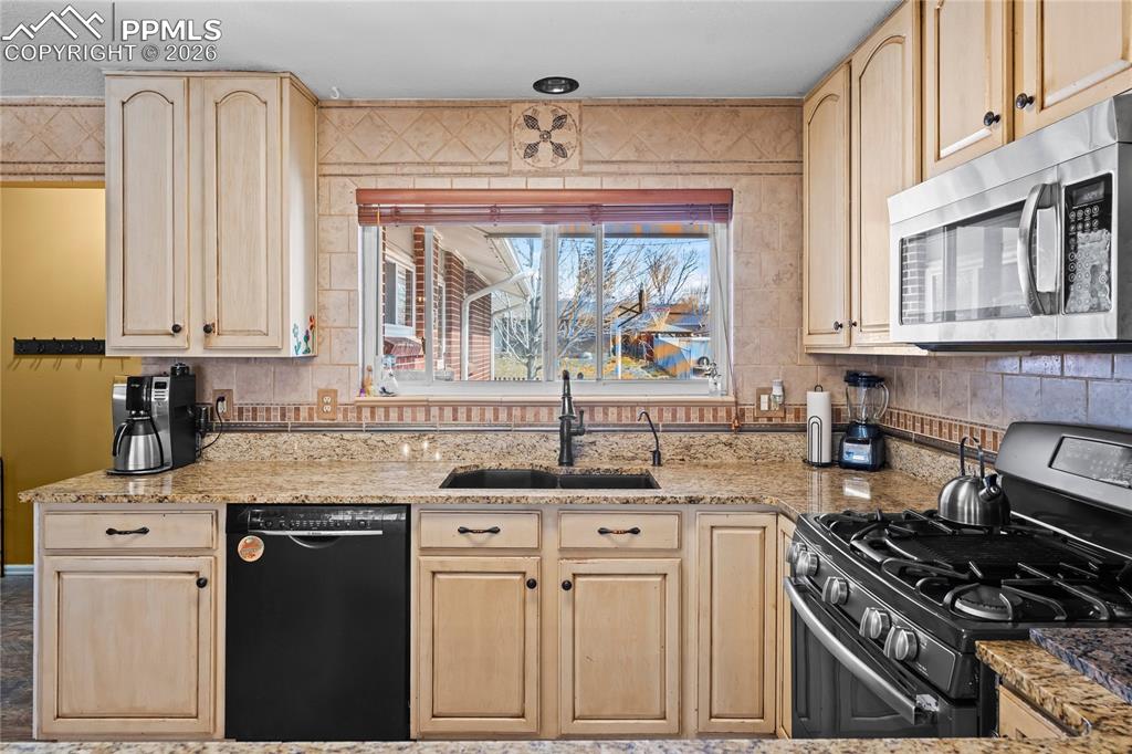 Image 6 of 44: Kitchen