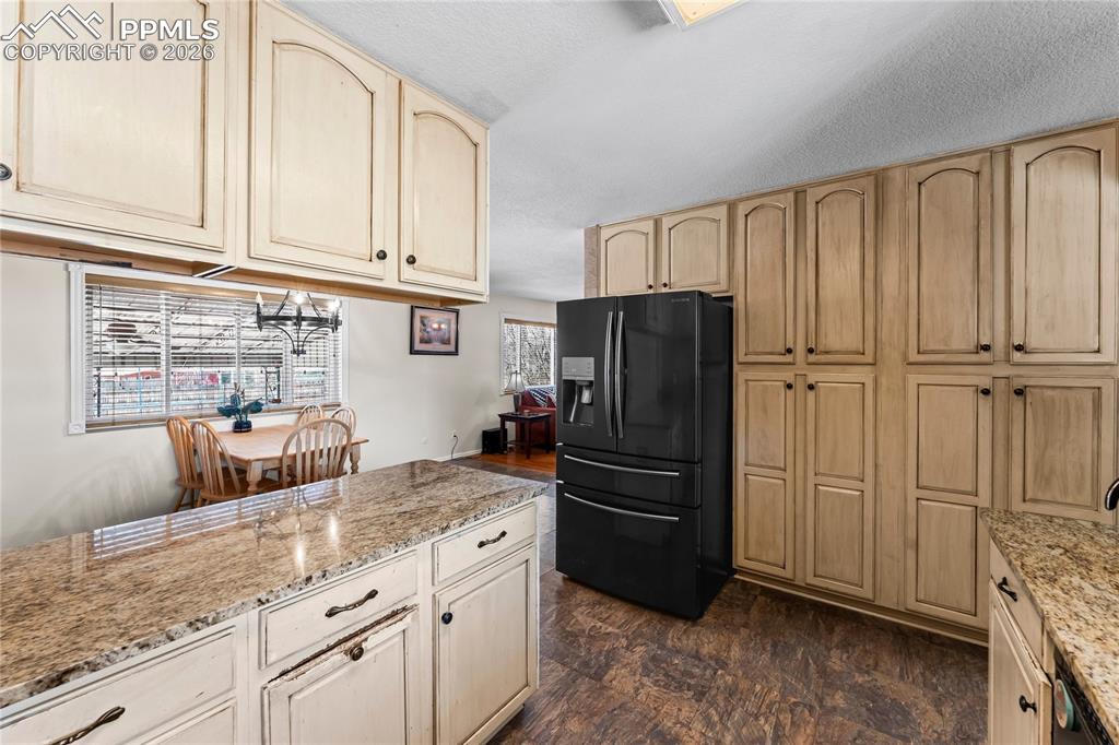 Image 7 of 44: Kitchen