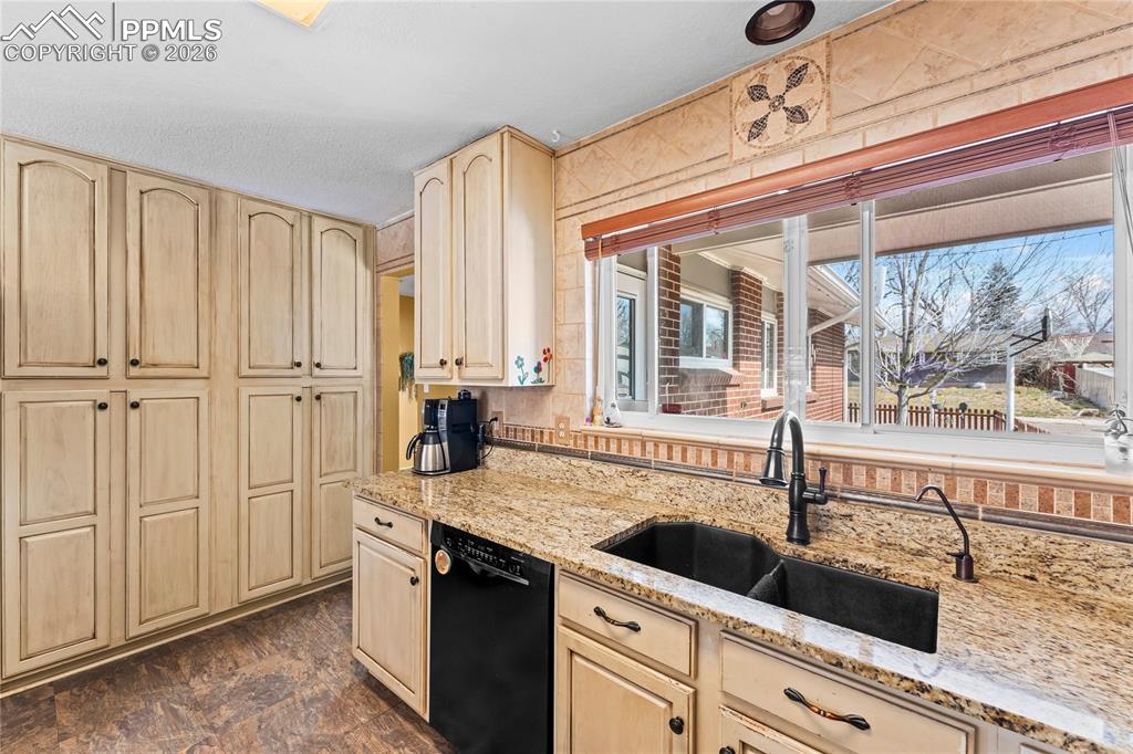 Image 9 of 44: Kitchen