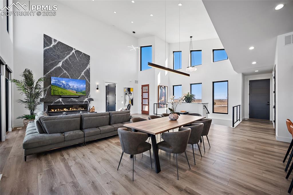 Image 12 of 34: Dining Area