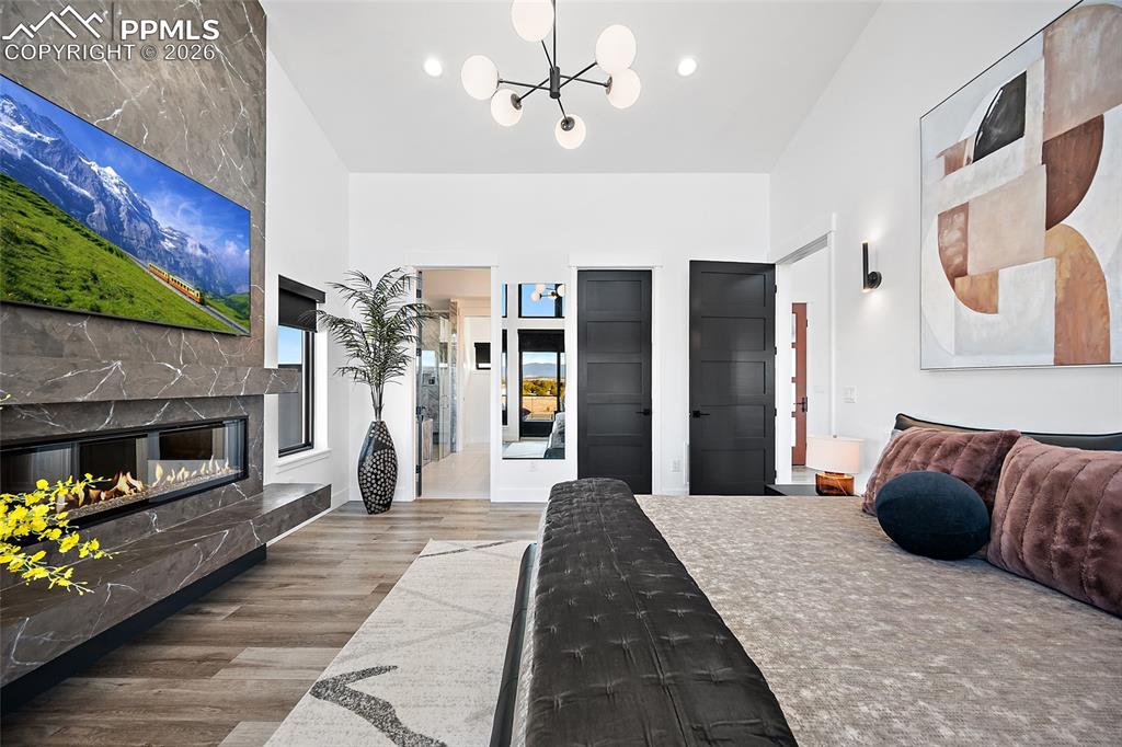 Image 14 of 34: Bedroom