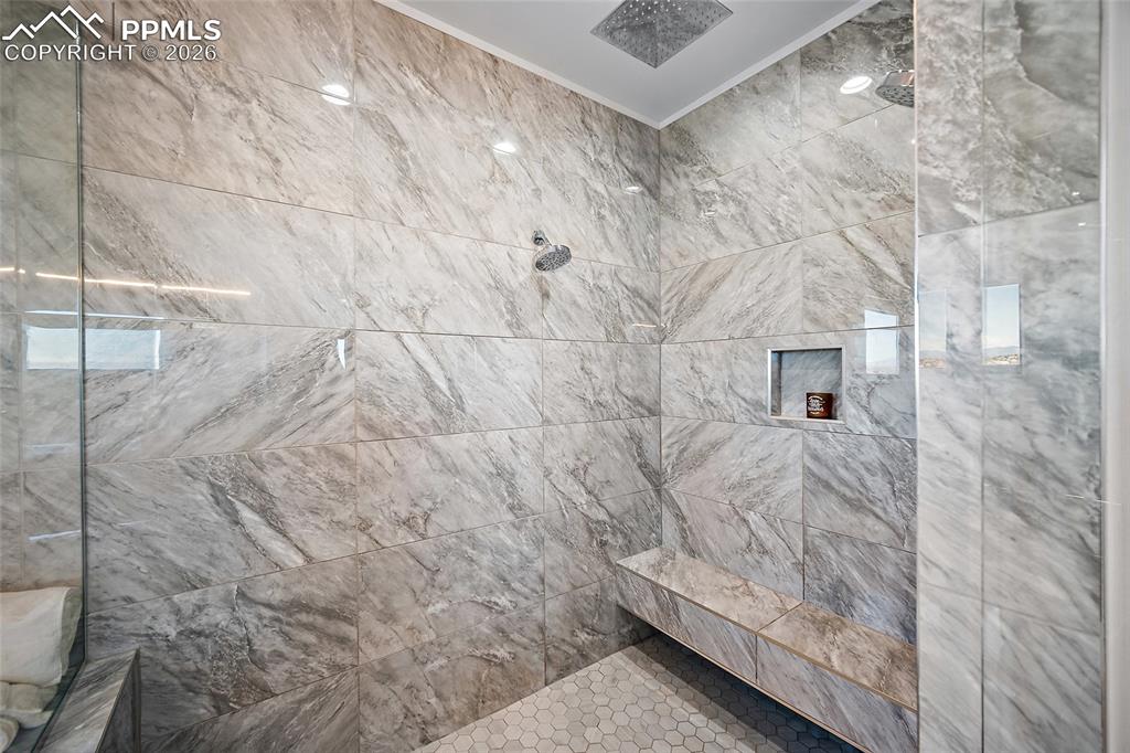 Image 17 of 34: Bathroom